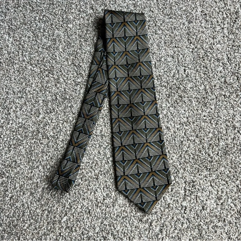 Jhane Barnes Geometric Olive/Blue 100%‎ Silk Tie, 57”